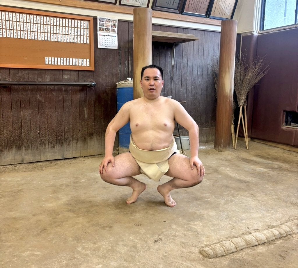 大人気芸人がまわし姿の”蹲踞ショット”披露で話題！「そら相撲ロケも舞い込むわ！」