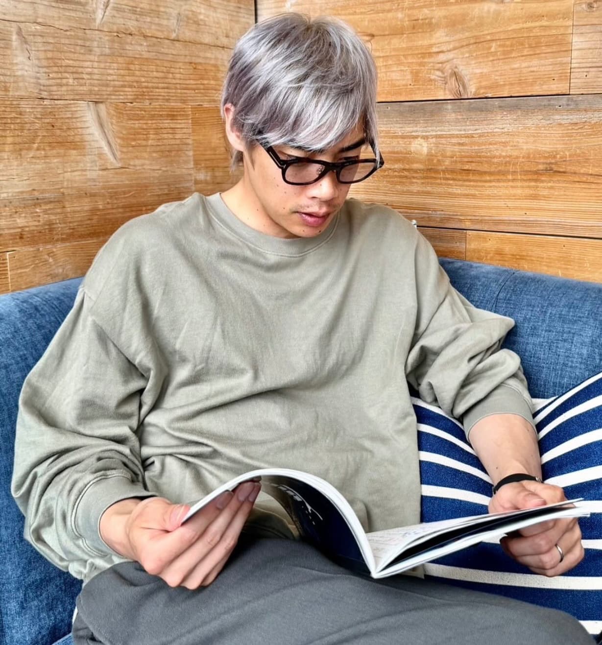 「あーーーーーー⁡ もーーーーーー⁡ 本当にかっこよすぎ」伊藤純也、ナチュラルなオフショットにファン悶絶！