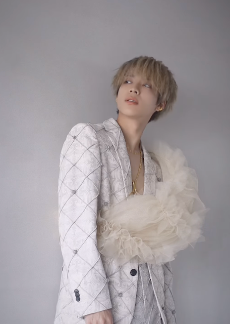 「どんな洋服でも着こなせてすごい」大人気アイドルの綺麗なスタイリングと野心感じるオフショが話題に