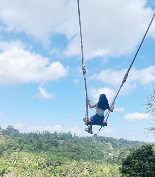 市川海老蔵　風を感じてリラックス！ブランコでのひととき