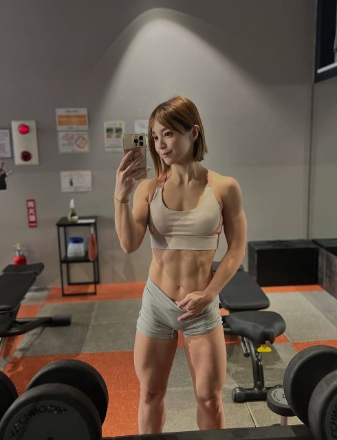 「背中の筋肉、腹筋素晴らしいです」美女フィットネス系インフルエンサー、圧巻の"ヘラクレスボディ"披露にファン脱帽！