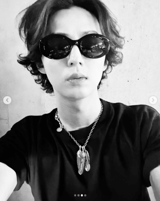 大人気アイドルによるモノクロコーデでファン卒倒！？「最強すぎて、もはや苦しい」