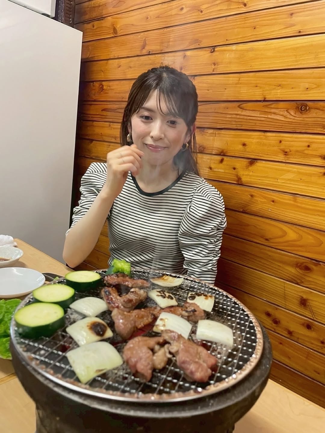 「あっつーい！美味しいぃいいいー！！！」ファッションモデル・大野ユリエ、焼き肉店でのショットにファン釘付け