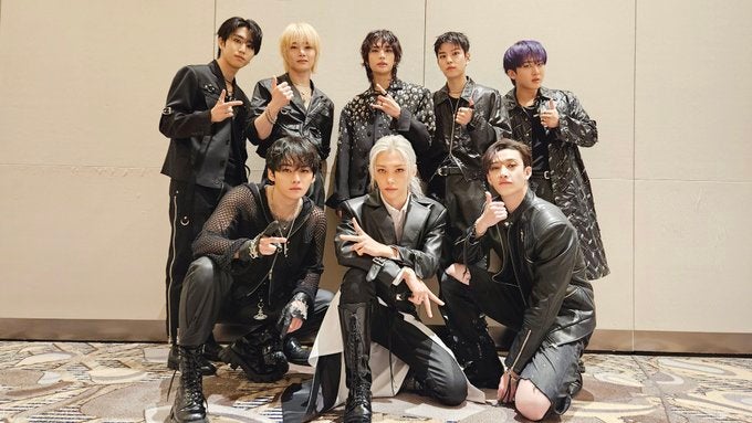 大人気韓国アイドルグループ　美しすぎる黒衣装での集合写真をアップ！