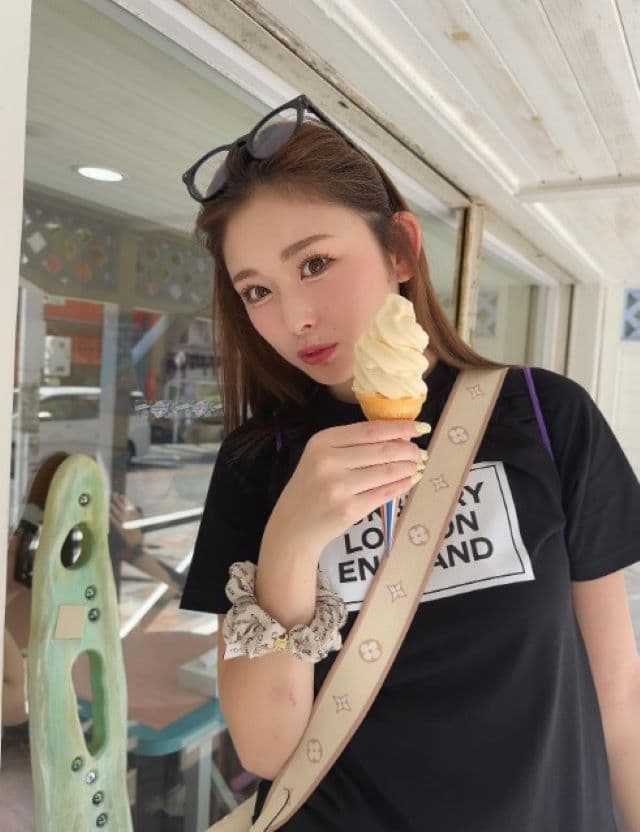 ゆうちゃみが最新ショットを披露「アイスは絶対バニラ一択」