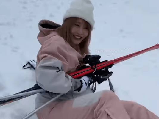 「究極レベルの可愛さだっちゃ！」人気スポーツ女子、ゲレンデで見せた”斜面ズリズリ・くだりムービー”が可愛すぎると反響続々！