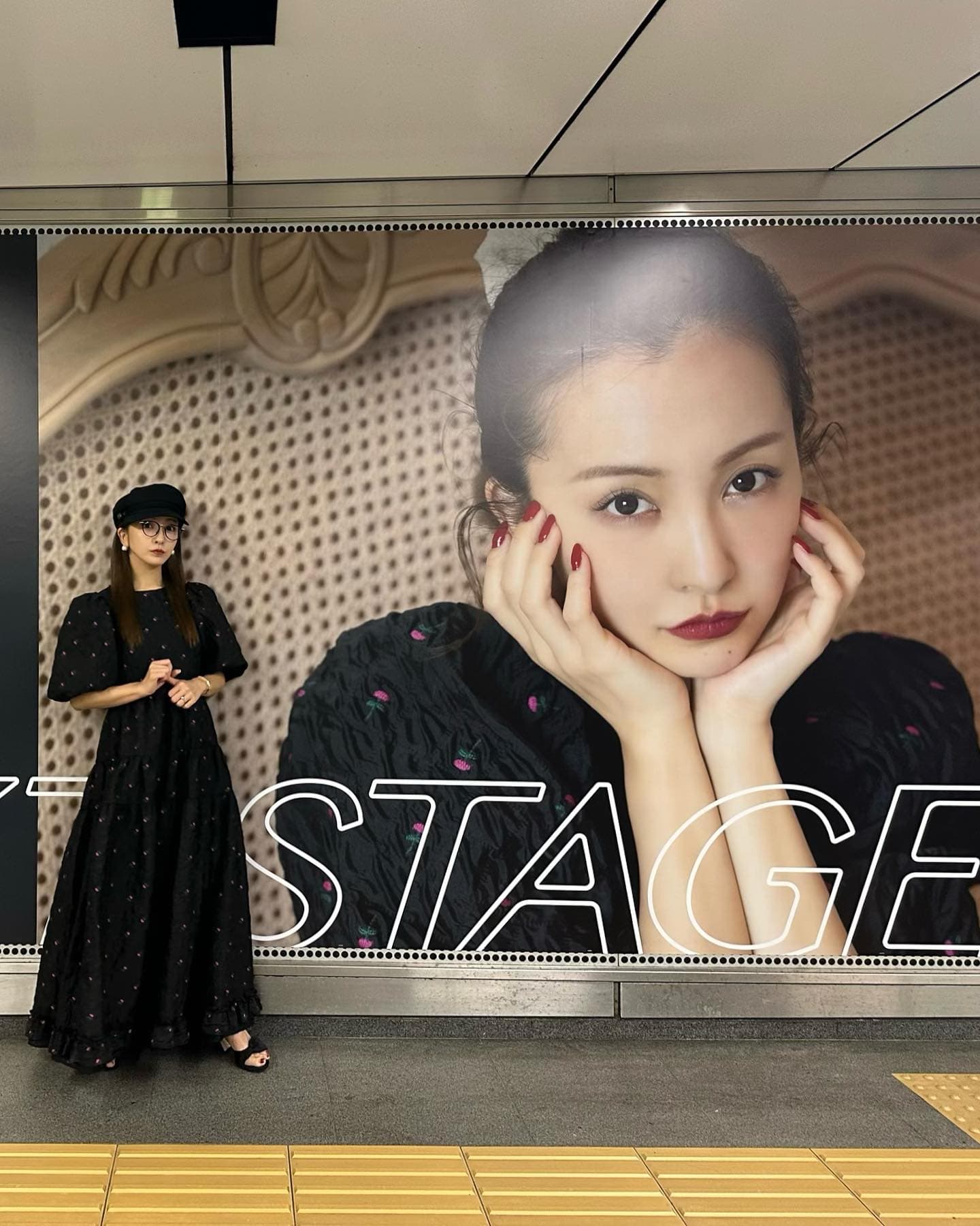板野友美、渋谷駅に巨大ポスターで登場‼︎ ファン賞賛「ともちん可愛い😍😍」