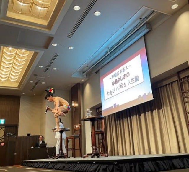 小島よしおが「七転び八起き人生論」をテーマにトークショーを開催！