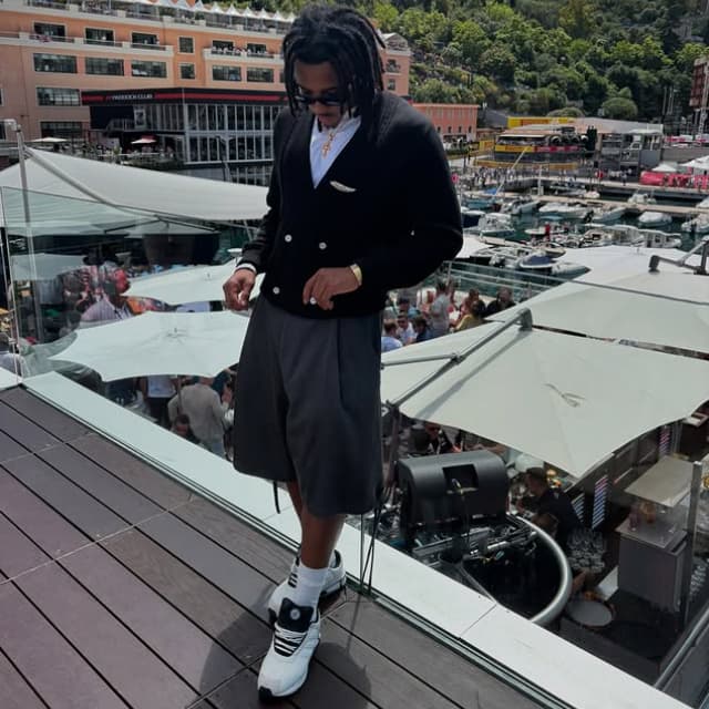 「本当にサッカー選手？」と話題沸騰の〇〇が抜群のファッションセンスでモナコグランプリ会場に！