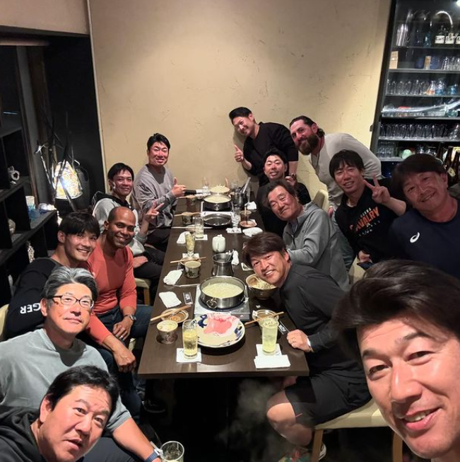 「このメンバー泣きそうになります」DeNA監督・三浦大輔が豪華コーチ陣の集合S公開📸