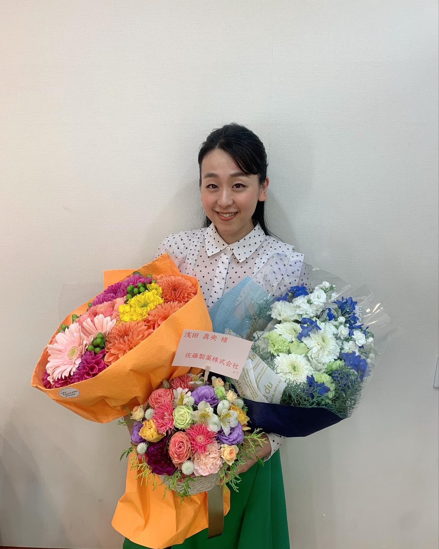 「真央ちゃんにぴーったり😍💖✨」浅田真央さんが花束に囲まれたショットを公開💐