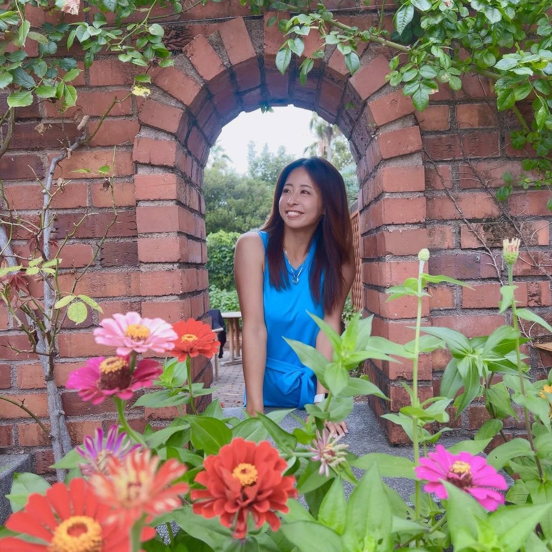 美人テニスプレーヤーの園田彩乃が”花より華やか”な美ショットを投稿しファンきゅん死