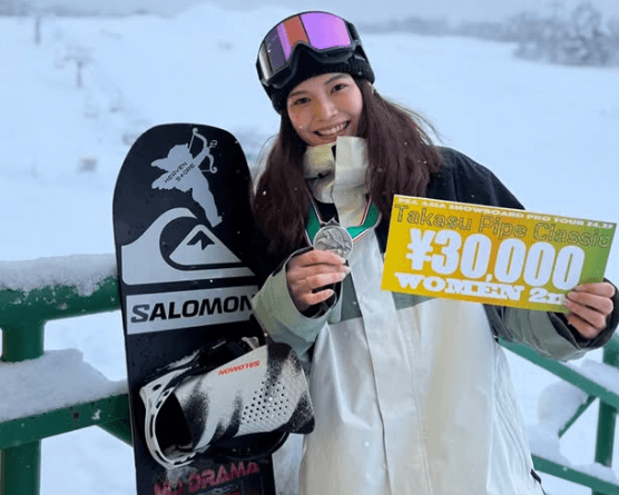 美しすぎると話題のプロスノーボーダー、大寒波の超絶大雪のなか”賞金ゲットだぜ・ショット”を披露しファン拍手喝采！