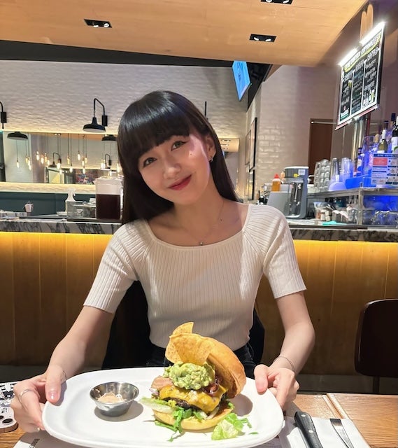 キムタク長女・Cocomi、久しぶりのハンバーガーに笑顔