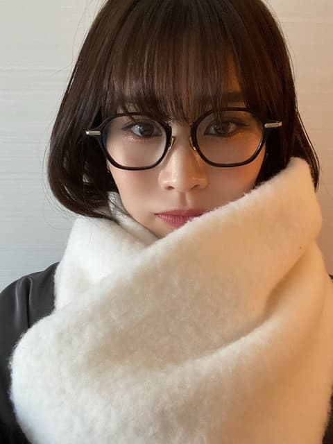 グラドル 高橋凛が〇〇のマフラーを絶賛!? メガネ姿にファンから可愛すぎるとの声