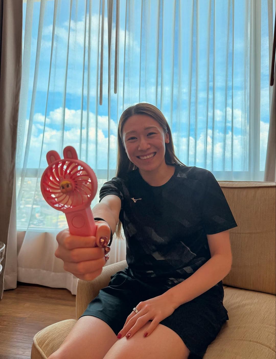 「応援したくなる可愛さ」美人バレーボール選手〇〇が披露した“夏アイテム×笑顔”の最強コンボ