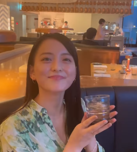 「流し前髪カワイイ」清井咲希、カフェで休日マイタイムショット披露