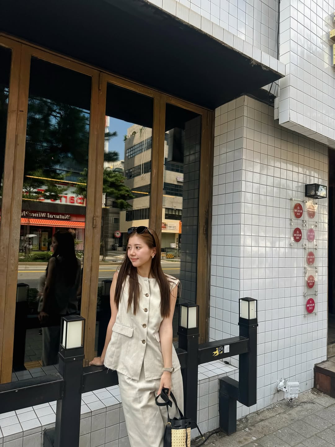 街角で輝く今井美桜　お気に入りコーデで魅せる大人の余裕