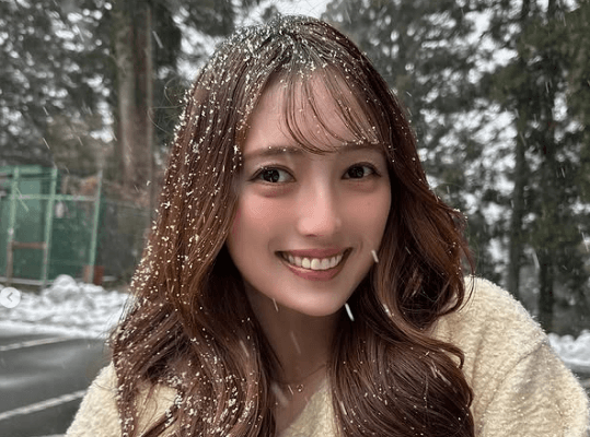 「爽やか美人で、すっごく綺麗」ゴルフ美女子、雪が髪に積もるもファン大絶賛！”スノープリンセス・ウォーク”にファンドキドキ