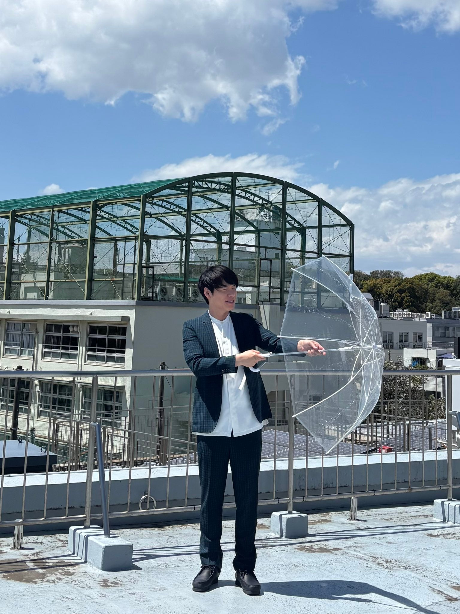 お笑いコンビ・麒麟のマネージャーが“本日の川島”のオフショットを公開！