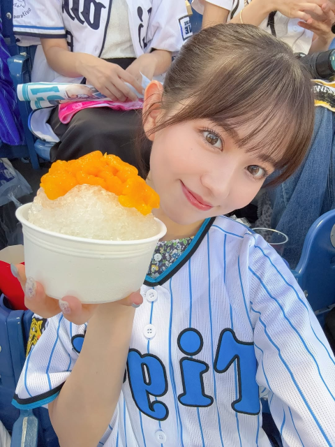 水色タイガースユニ姿も可愛すぎる！生粋"虎党"モデルのオールスター観戦スマイルにファンもメロメロ⁉