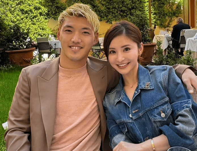 堂安律が妻との顔出し2Sを公開！「可愛すぎ」「ふさわしい美女」と話題