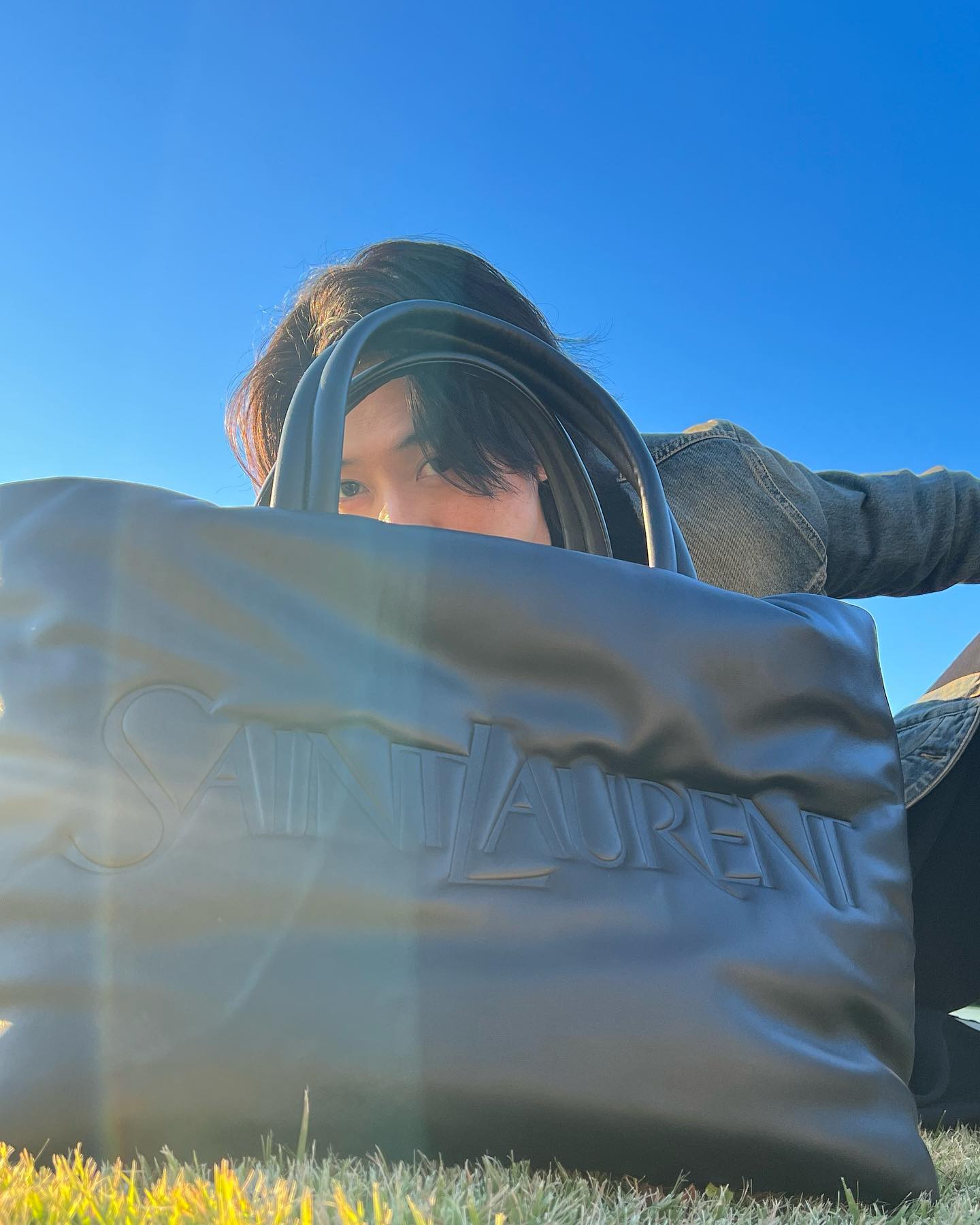 山﨑賢人がお気に入りトートバッグを紹介！顔を覗かせる姿にファン「のぞいてるの！きゅん！」