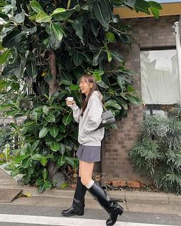 「無理しないで下さいね」美人女優 ミニスカ姿公開にファン歓喜