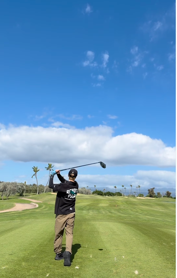 藤原樹がハワイでゴルフ満喫　後輩とのリラックス旅に反響