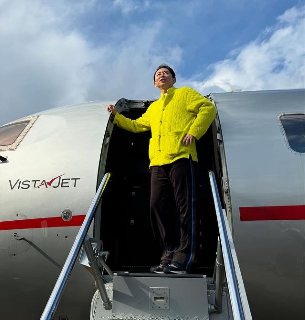 「気分はイーロン」有吉弘行、ジェット機タラップで"実業家風？"ショットが話題！