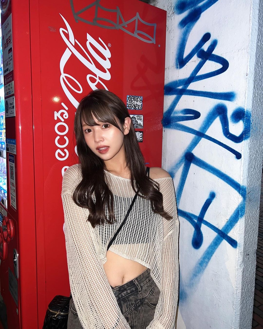 登録者250万人越えの人気YouTube、大胆なへそ出しコーデで抜群のスタイルを披露