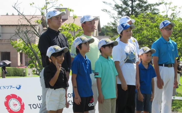 ゴルフ 小中学生22人が選手をエスコート！ダンロップフェニックスチャレンジ最終日に心温まる光景