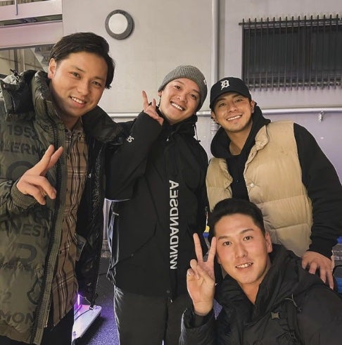 千葉ロッテ・石川慎吾が古巣選手とのプライベート公開！「#また近々✋」