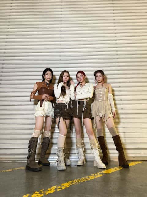 話題の4人組ガールズグループ「IS:SUE 」が初パフォーマンス披露でファン魅了