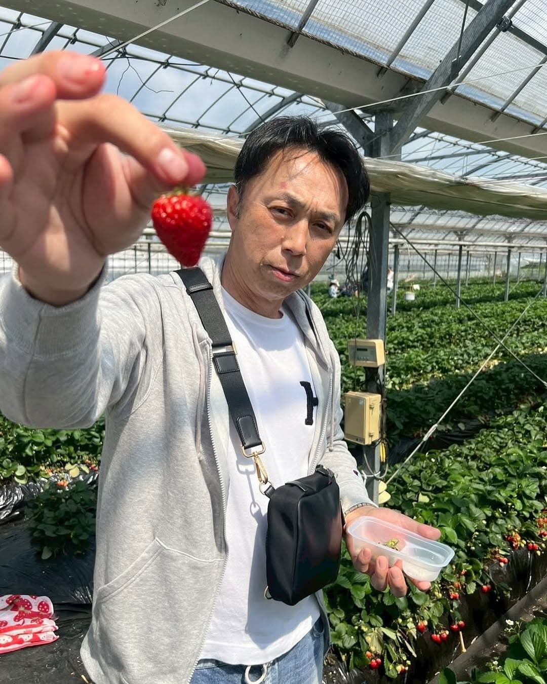 宮本慎也、いちご狩りを満喫するショットを公開。ほっこりしている雰囲気と話題に！