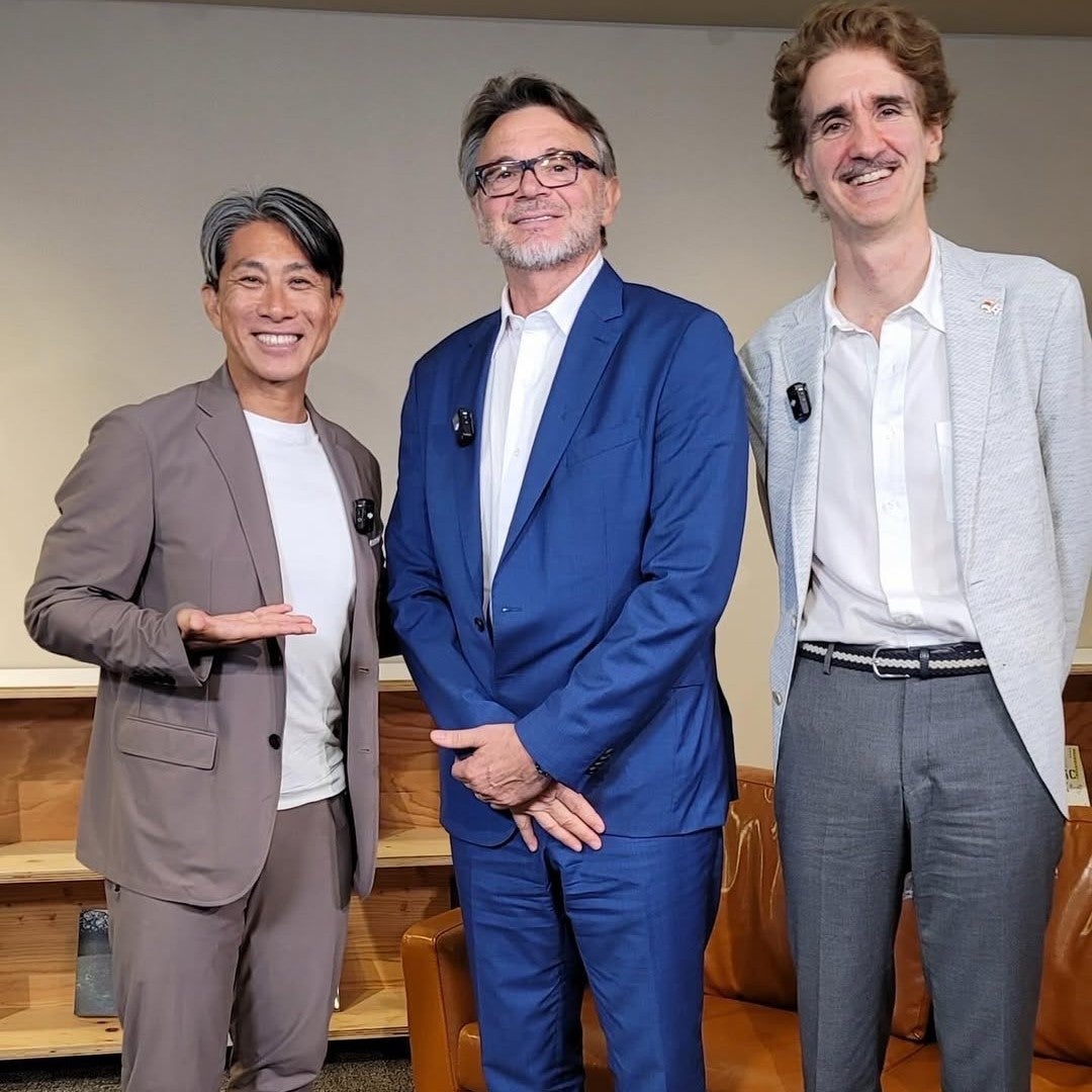 前園真聖が”おじ遊”であの元日本代表監督と名通訳者との3ショットを公開！「懐かしい！」「わぁ、こんなに身長差あるんだ！」とサッカーファン歓喜！