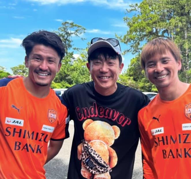 ペナルティヒデ・清水エスパルス選手とニッコリスマイルのスリーショットを披露！