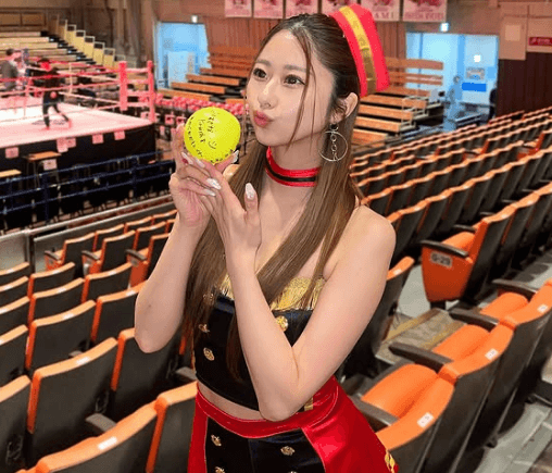 「カワュ〜イ！」人気ラウンドガールの”卒業報告”！ラストメモリアルショット＆サインボール投げのムービーを公開！