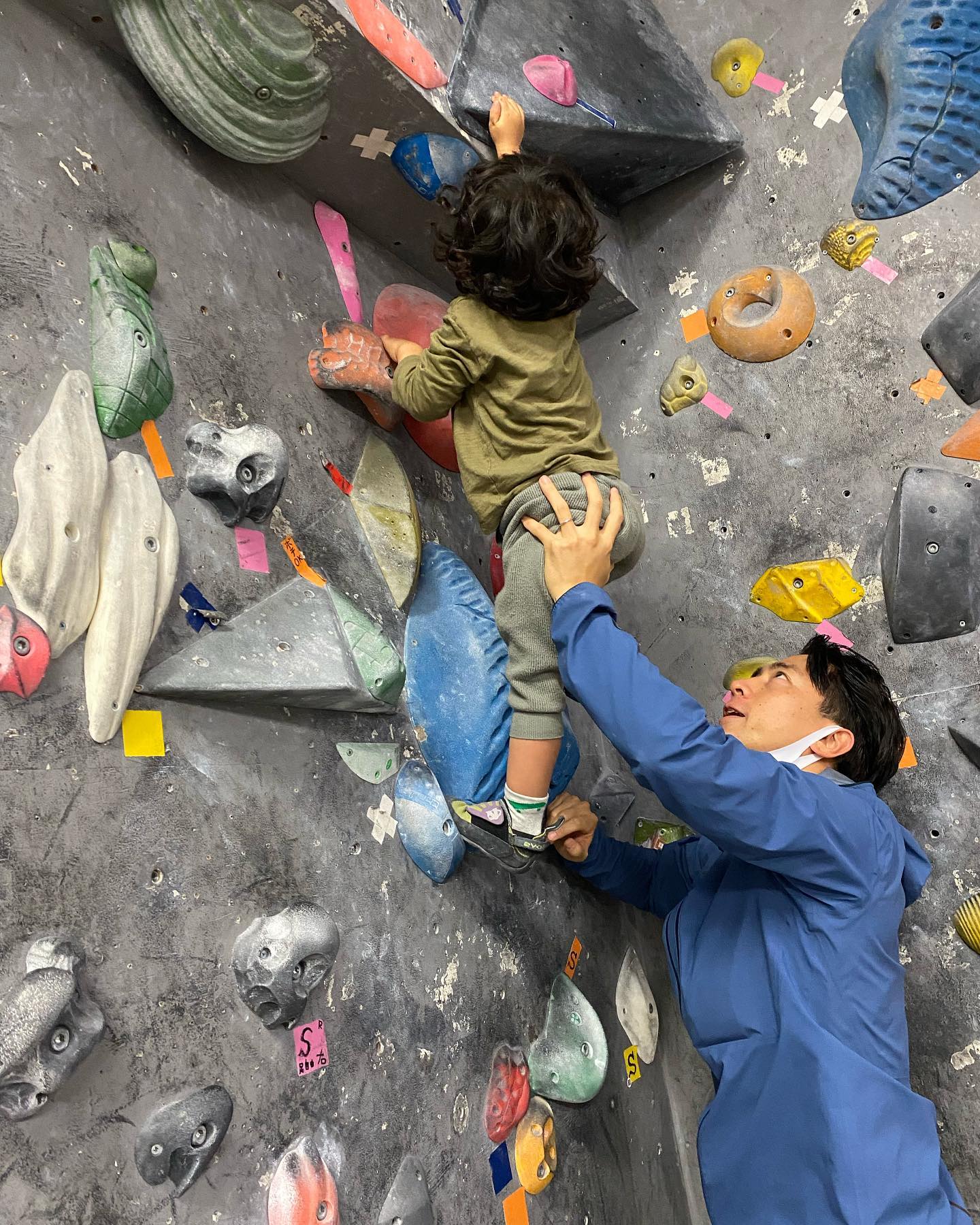 滝川クリステル 夫・小泉進次郎と長男の貴重な2ショット披露 「大きくなりましたね」と話題に