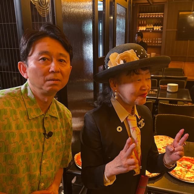 「社長を付け狙う専務ってところですかね」「絶妙な表情が良き」有吉弘行、“あの社長”とのツーショットにファンからコメント続々