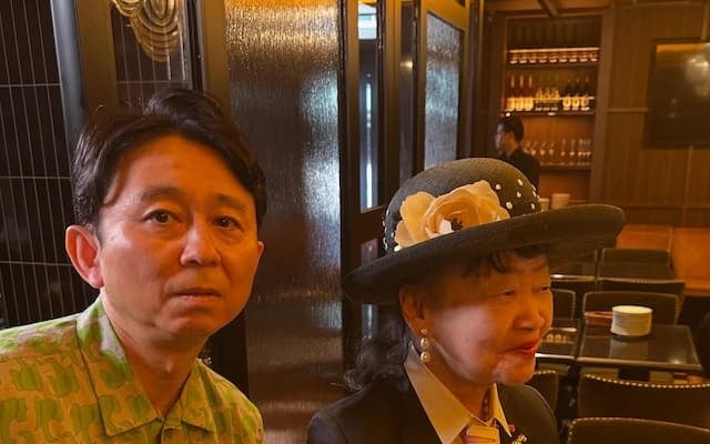 「社長を付け狙う専務ってところですかね」「絶妙な表情が良き」有吉弘行、“あの社長”とのツーショットにファンからコメント続々