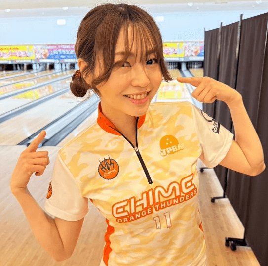 「オレサン女子ツインテ集だよっ！」キュートな女子ボウラー・浅田梨奈、みかん色の”ジューシースマイル”をお披露目！