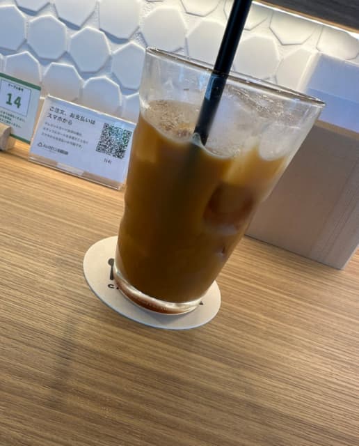 元プロ野球選手の中村紀洋、カフェにて「アイスコーヒーのシーズン」と堪能？