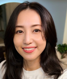 有村実樹、長年の担当スタイリストの新サロンを祝福！“年齢でロングヘアを諦めない”美髪へのこだわり