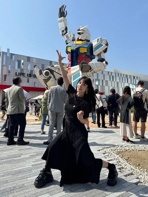 「逢いに行けた！」玉置成実が万博『ガンダム』パビリオンに！あのポーズでのショットを公開