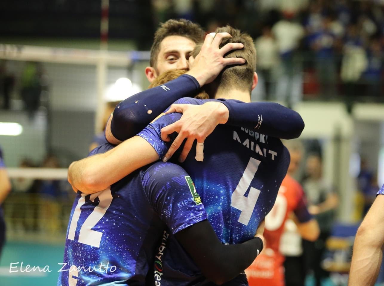 「息できひん。」髙橋藍が海外選手に埋もれている姿をアップ