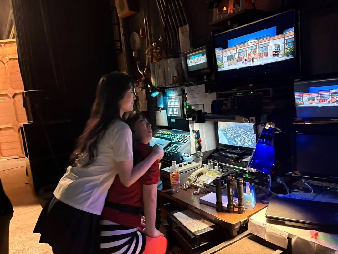 吉本新喜劇・小寺真理のモニター前、仲良し密着ショットを公開！