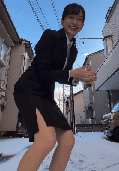 「ス―ツ姿とっても素敵です」個性派のアイドル、雪道で”魂が荒ぶりすぎたスーツ・ダンス”を披露し反響続々！