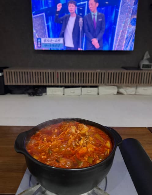 ノンスタイル井上、キムチ鍋を食べながら『ザ・セカンド』を視聴し「汗は止まらないです」