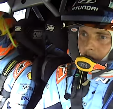 まさかの光景！WRCマシンが片輪走行で激走、衝撃のレース展開とは？